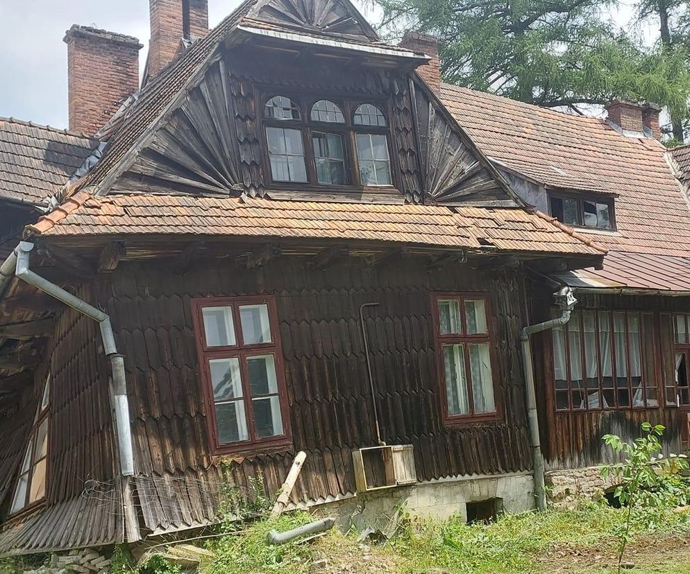 Zabytkowa drewniana plebania w Dydni popada w ruinę