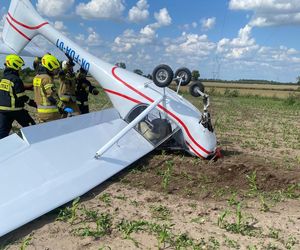 Awionetka dachowała w polu. 79-latek wyszedł bez szwanku. „To był cud” [ZDJĘCIA]