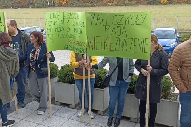 Protest mieszkańców pod Urzędem Gminy Cieszków! Likwidacja szkoły w Pakosławsku odłożona w czasie