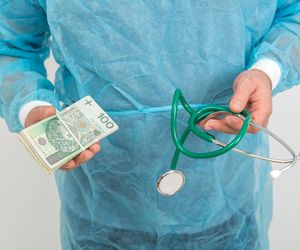 Z 25 na 300 mln. Wielki wzrost kosztów operacji robotowych zmusza NFZ do cięć?