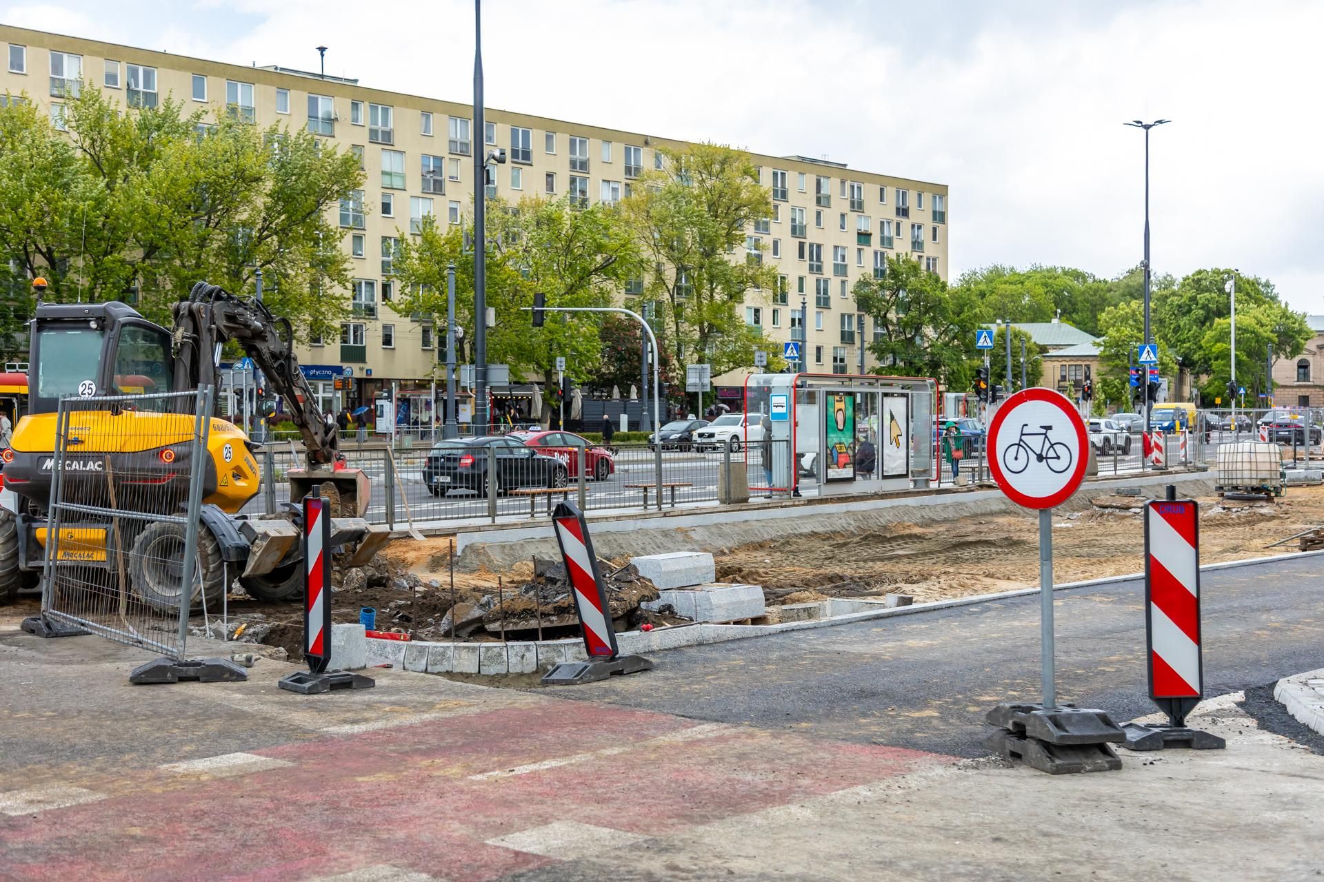 Sadzenie zieleni na placu Bankowym w maju 2025 r.