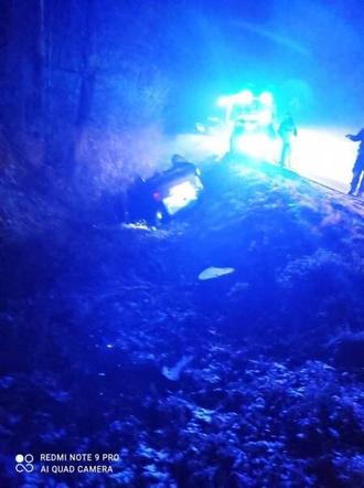 TAJEMNICZY wypadek w Kadczy. Pusty samochód znaleziony w przydrożnym rowie
