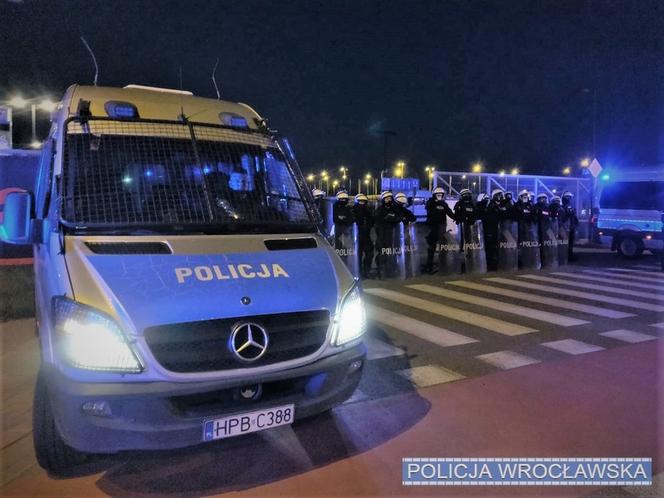 Derby Dolnego Śląska: Kibice zgromadzili się pod stadionem. W kierunku policjantów poleciały race 