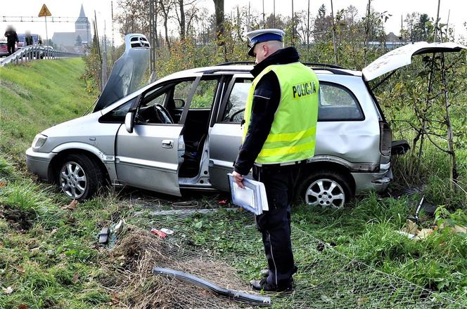 GROŹNY WYPADEK i aż 10 osób w aucie! [ZOBACZ ZDJĘCIA]