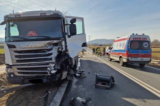Wojnicz. Dostawczy fiat zderzył się z ciężarówką. Nie żyje 50-letni kierowca