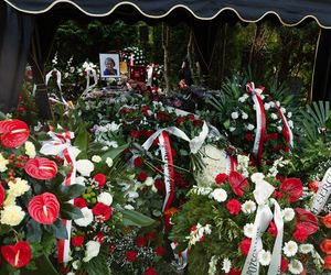 Grób matki Morawieckiego utonął w biało-czerwonych kwiatach [ZDJĘCIA]