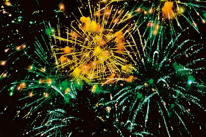 Fajerwerki to nieodłączny element nocy sylwestrowej. Dzięki nim możemy się cieszyć pięknie rozświetlonym niebem. Taki widok zdarza się tylko raz w roku. Należy jednak pamiętać, by obchodzić się z nimi odpowiedzialnie i nie brać się za odpalanie petard będąc pod wpływem alkoholu.