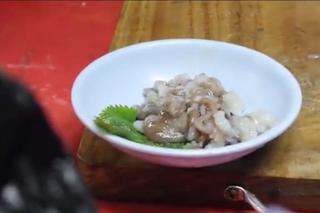 Dziwne azjatyckie przysmaki: żywa ryba usmażona do połowy, która rusza się na talerzu