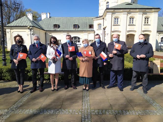 Zawieszenie flagi województwa mazowieckiego na Skwerze Kościuszki w Siedlcach - 28.04.2021