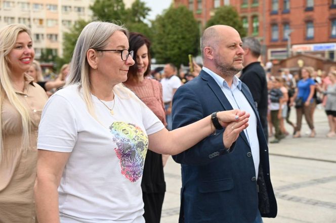 Ruda Śląska tańczy jak dawniej. Międzypokoleniowa potańcówka na rynku porwała tłumy