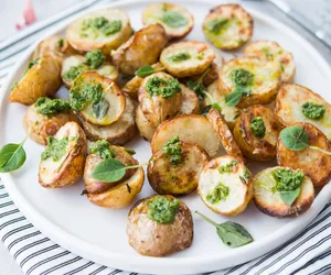 Pieczone ziemniaki z zielonym sosem. Dodatek nietypowego pesto zachwyci podniebienie