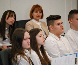 Młodzież z siedleckiej Szóstki debatowała w magistracie z przedstawicielami innych siedleckich szkół
