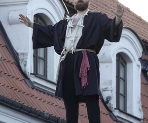 Zwieńczeniem teatralnego weekendu była niedzielna prezentacja egzaminu studentów III roku aktorstwa Uniwersytetu Andrzeja Frycza Modrzewskiego pt. „Prorok Ilja – nieprawdopodobna historia w XIV scenach”