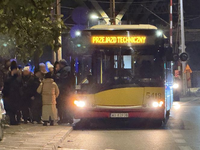 Śmiertelne potrącenie przez pociąg w Warszawie. Pieszy wtargnął pod rozpędzony skład. Zginął na miejscu