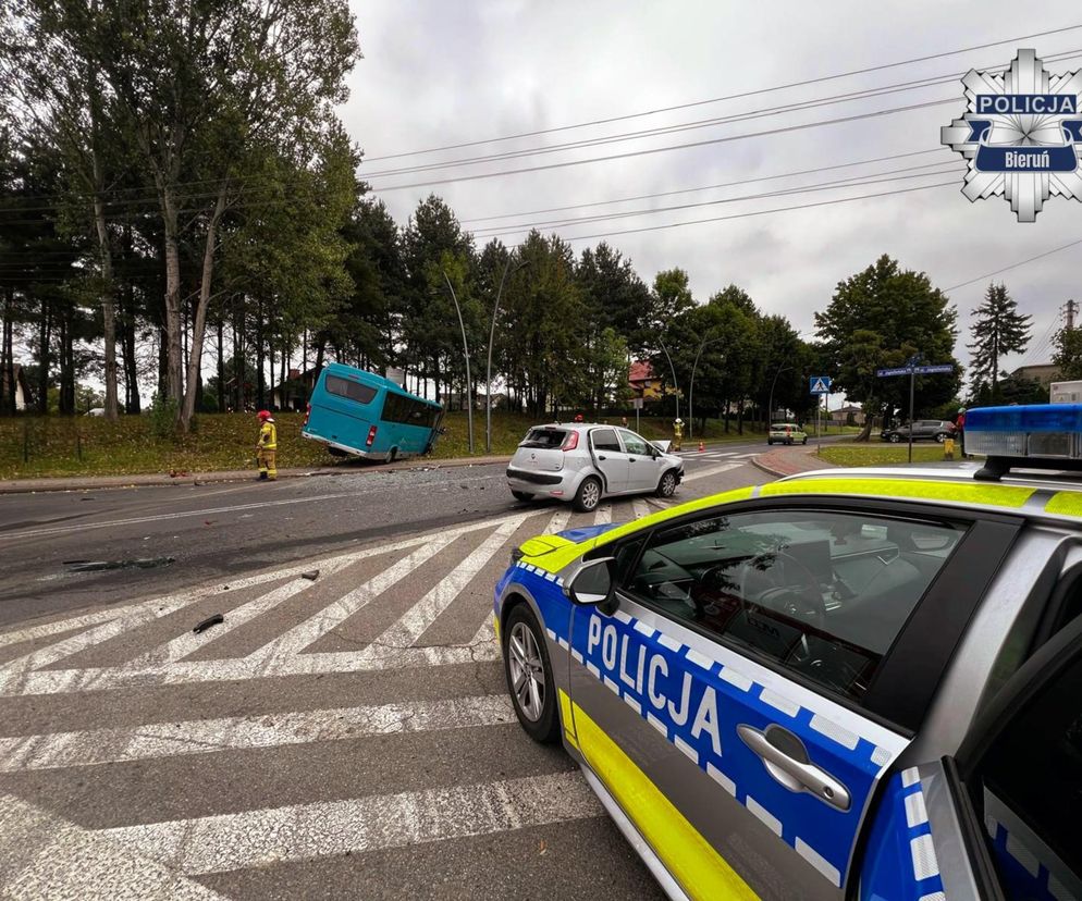 Zderzenie osobówki z autobusem w Lędzinach