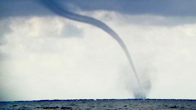 Wodne tornado nad Bałtykiem. To groźne, ale bardzo widowiskowe zjawisko! [ZDJĘCIA]