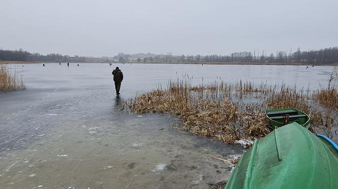 Wędkarze stapają po cienkim ludzie