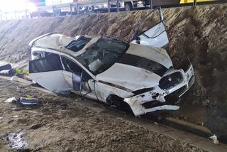 Dramat pod Tarnowem. 43-latek dachował w rowie melioracyjnym