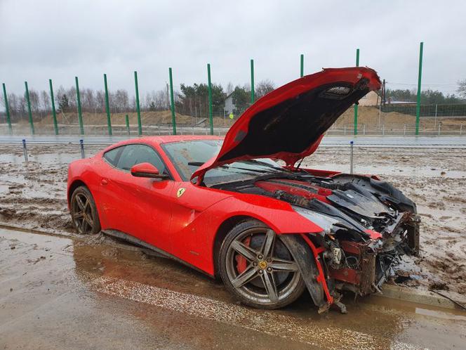 Luksusowe Ferrari rozbite na barierkach na A1 pod Częstochową. To się tak łatwo nie wyklepie 