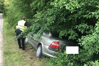 Ktoś zostawił rozbity samochód w rowie! Policja szuka właściciela [ZDJĘCIA]