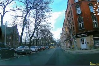 5-latka wbiegła wprost pod nadjeżdżający autobus. Wstrząsające nagranie 