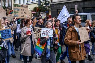 Młodzieżowy Strajk Klimatyczny w Katowicach. Protest pod siedzibą Tauronu