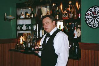 Nie żyje Grzegorz Okrasa. Słynny barman ze Złotopolskich miał 74 lata