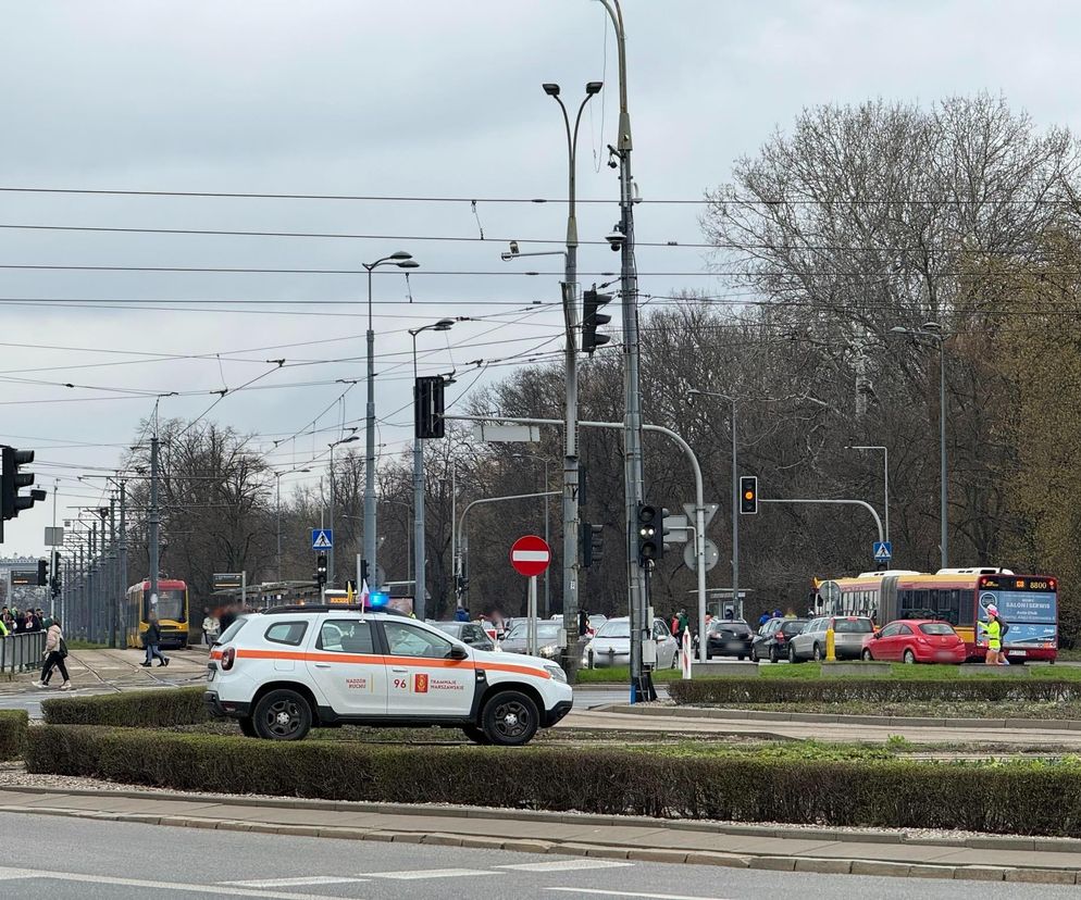 Wiele ulic w Warszawie zamkniętych, nie kursują tramwaje. Jak ominąć utrudnienia?