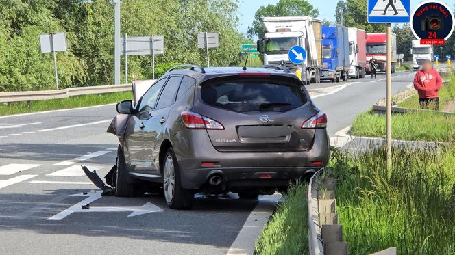 Peugeot i nissan roztrzaskane na drodze. Dramatyczny wypadek pod Sochaczewem 