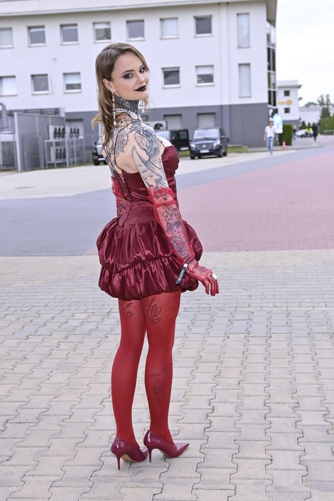 Mocne oko, ciemne usta i odważna sukienka. Monika Miller nie zna granic!