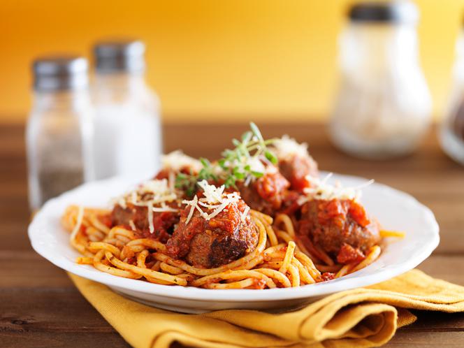 Spaghetti z sosem pomidorowym i pulpetami drobiowymi