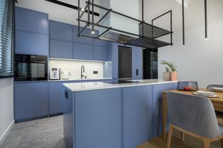 Ta rodzina ma bzika na punkcie szarości. Żeby nie było zbyt smutno, mają błękitną kuchnię!