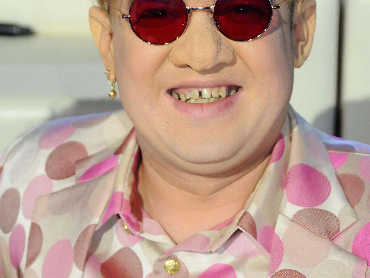 Paweł Tucholski jako Elton John