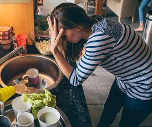 Ujawnia napięcia i pretensje. 5 rzeczy, które naprawdę kryją się za kłótnią o zmywanie naczyń