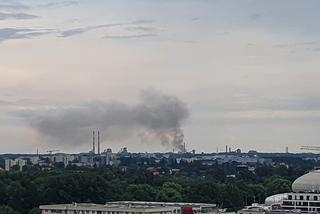 Kraków: Kłęby czarnego dymu nad kombinatem. Chwilowa emisja [ZDJĘCIA]