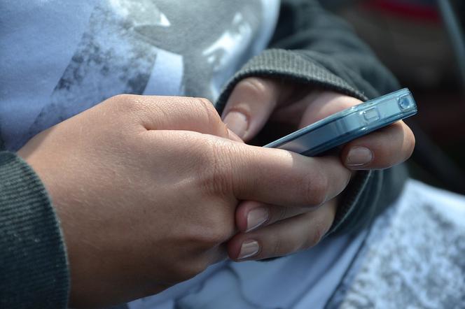 Policjanci zatrzymali 24-letniego oszusta. Naciągał ludzi na SMS-y premium, które kosztowały... 30 zł