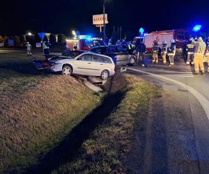 Poważny wypadek pod Kaliszem. Dwie osoby zakleszczone w pojazdach 