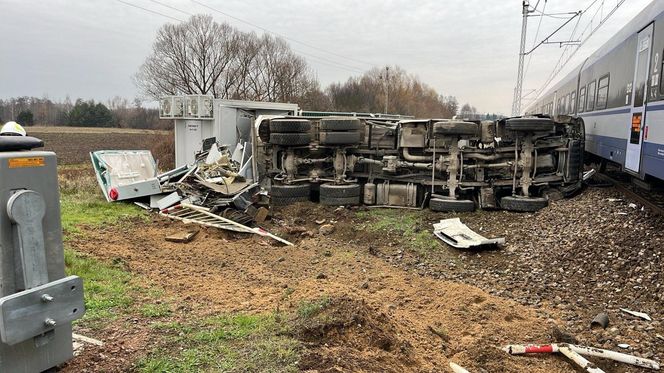 Zderzenie pociągu z ciężarówką. Skład PKP Intercity się wykoleił. Trwa akcja ratunkowa