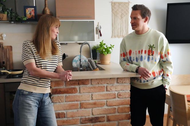 Barwy szczęścia, odcinek 3251. Łukasz (Michał Rolnicki), Agnieszka (Katarzyna Tlałka)