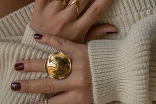 Ten kolor paznokci to kwintesencja elegancji. Idealnie pasuje do jesiennych stylizacji 