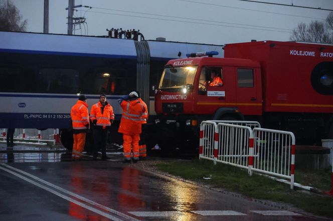 Na przejeździe kolejowym w msc. Nowa Sucha (pow. sochaczewski) doszło do zderzenia pociągu pośpiesznego z ciężarówką