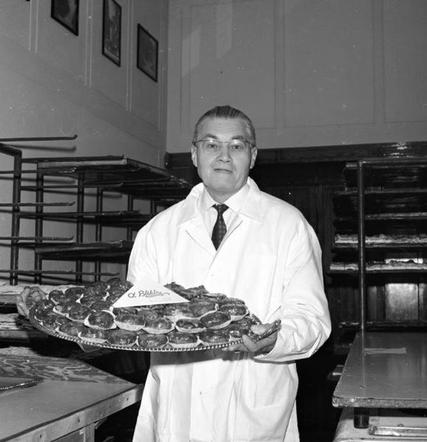 Jerzy Czesław Blikle z tacą pączków