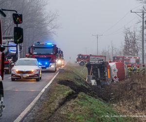 Wypadek w powiecie lublinieckim. Na DW 908 wywróciła się cysterna z paliwem. Kierowca trafił do szpitala