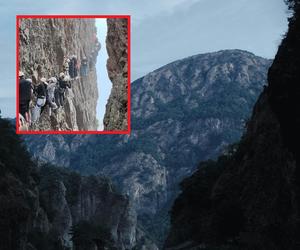 Horror turystów w górach. Duża grupa utknęła na pionowej ścianie nad przepaścią [WIDEO]