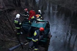 Samochód z czterema osobami wpadł do rzeki. Dramatyczny wypadek k. Człuchowa [ZDJĘCIA]