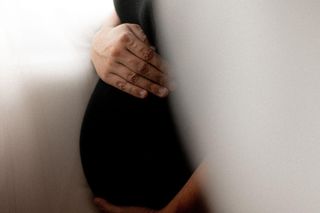 Strażnicy zobaczyli na ulicy zapłakaną kobietę w ciąży. Agresywny partner pobił ją i skopał