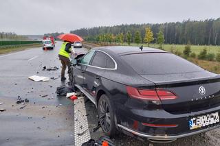 Poważny wypadek na S5 koło Leszna. Samochód uderzył w małżeństwo [ZDJĘCIA]