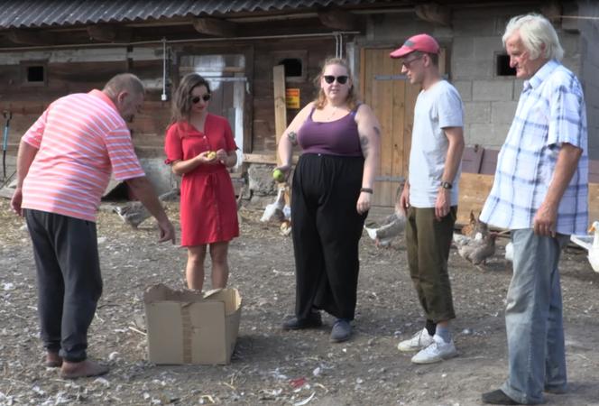Rolnicy. Podlasie. Zagraniczne studentki zwiedzają gospodarstwo Gienka i Andrzeja z Plutycz
