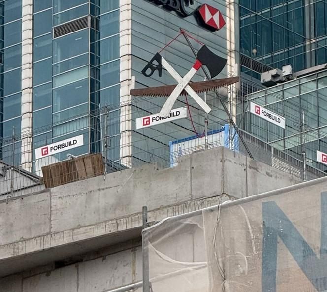 Wiecha na dachu jednego z budynków będących częścią Muzeum Getta Warszawskiego zawisła 5 listopada 2025