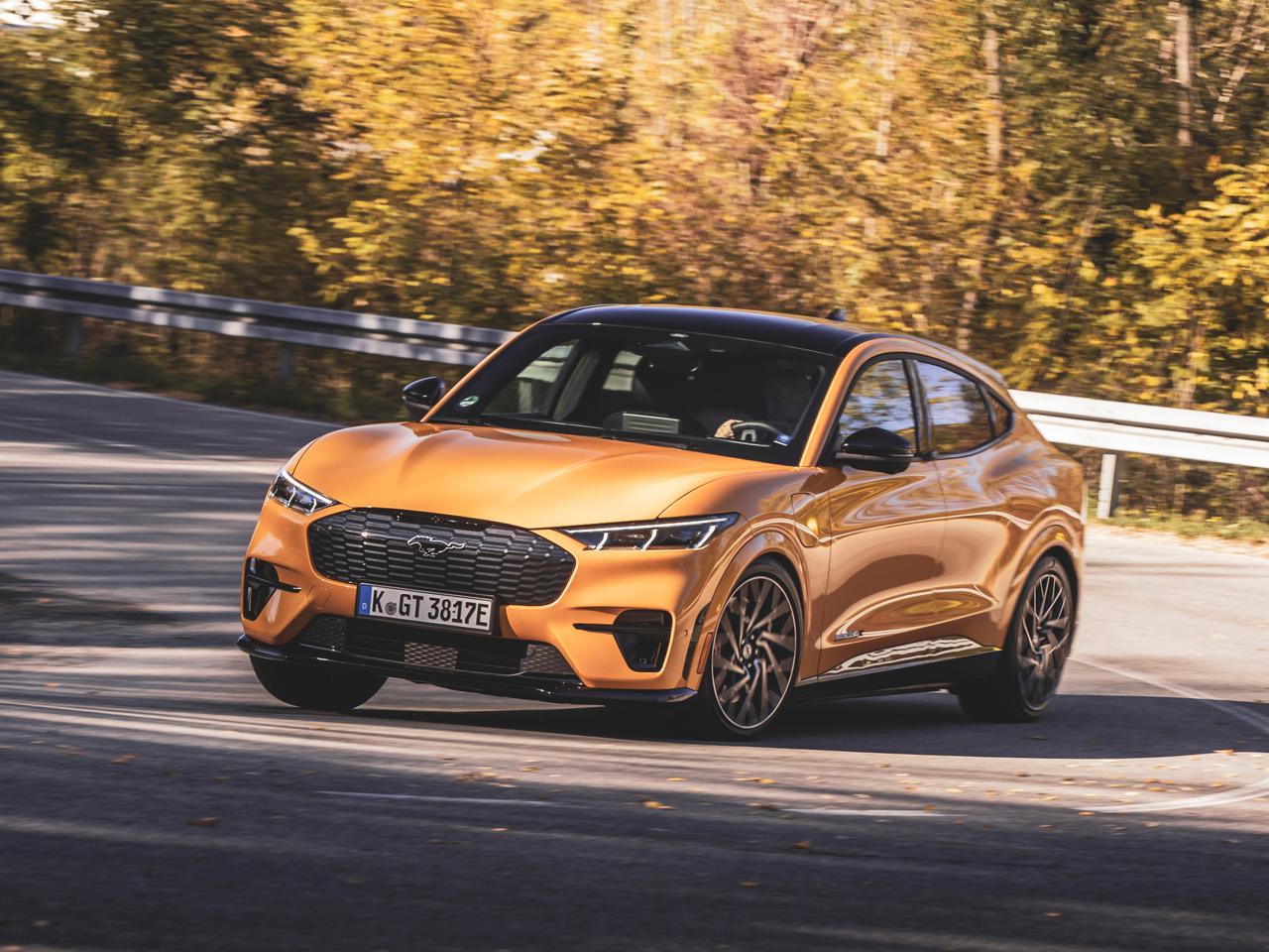 Jest okrutnie szybki! Ford Mustang Mach-E GT wgniata w fotel nie tylko osiągami